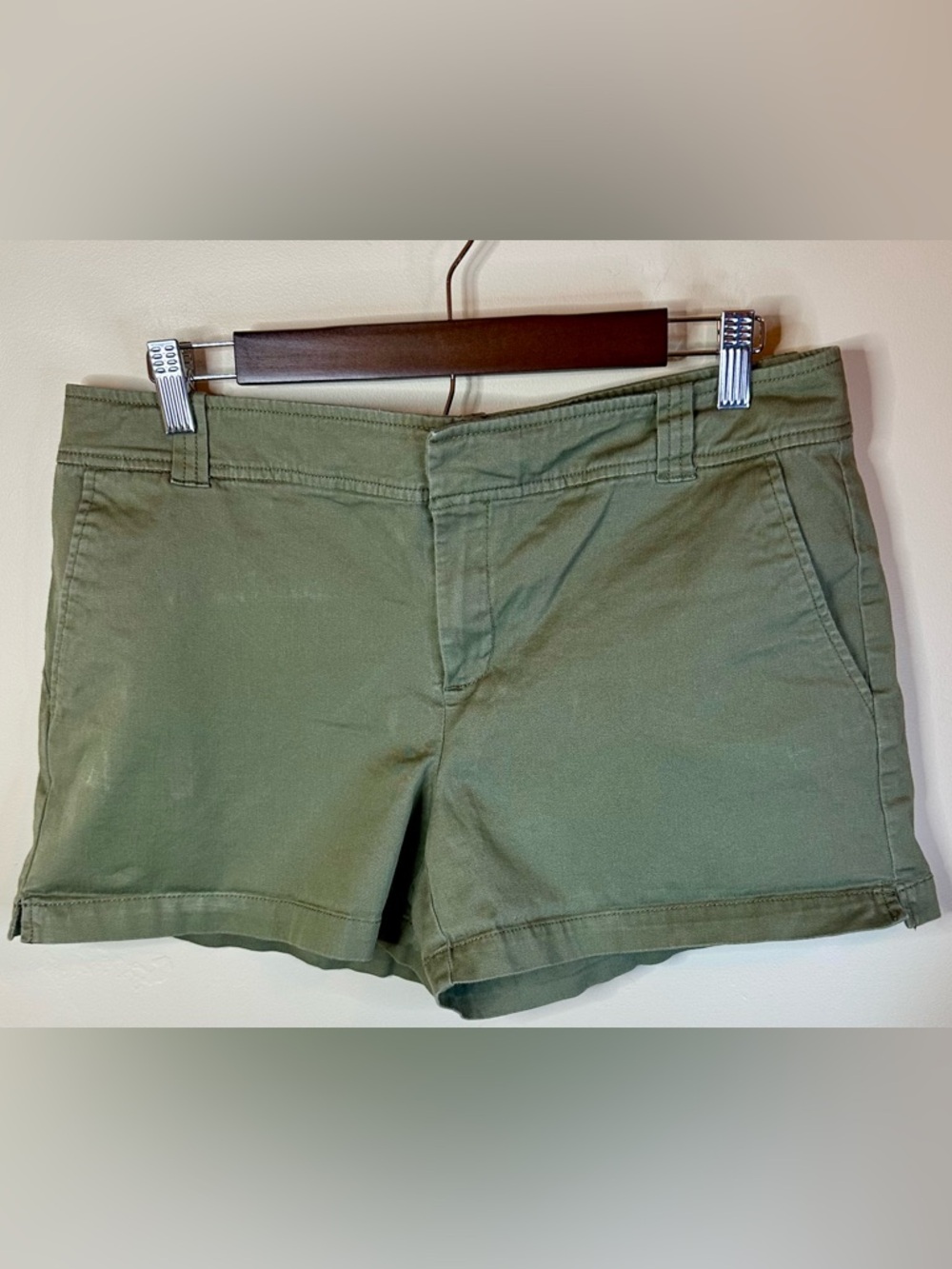New York & Co Women’s Size 8 Olive Green Flat Front Khaki Shorts 3.4” Inseam